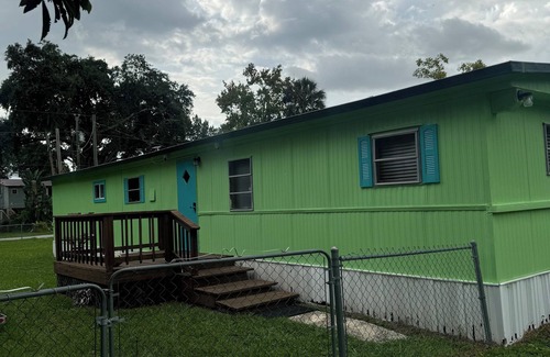 Weeki Wachee Gardens Cottage | Just a couple minute paddle to hospital hole in Weeki Wachee. Pet friendly.