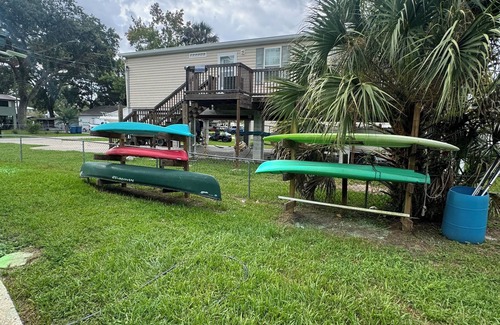 Weeki Wachee Gardens Cottage | Just a couple minute paddle to hospital hole in Weeki Wachee. Pet friendly.