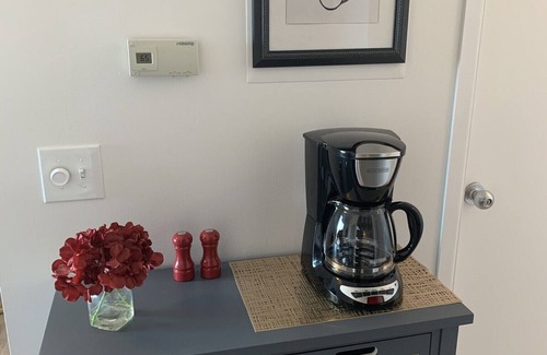 Acme Apartment | Just a few steps to the bay & Amazing Sunsets!