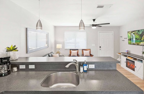 St. Augustine Cottage | Just North of Downtown, Fenced Yard, BBQ, Patio