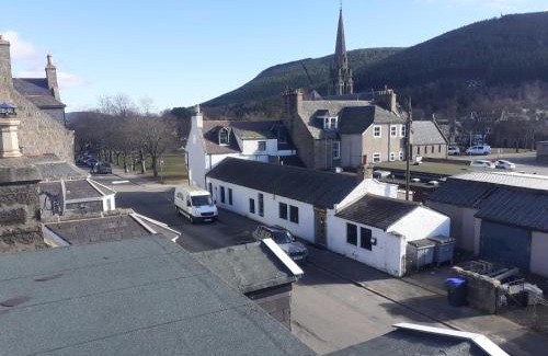 Ballater Apartment | Just off the Square. Ballater