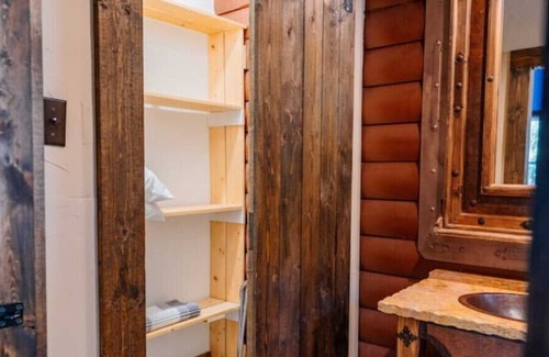 Granbury Cabin | Just Updated! Large Cabin on 4 Acres Near Granbury
