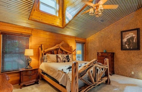 Granbury Cabin | Just Updated! Large Cabin on 4 Acres Near Granbury