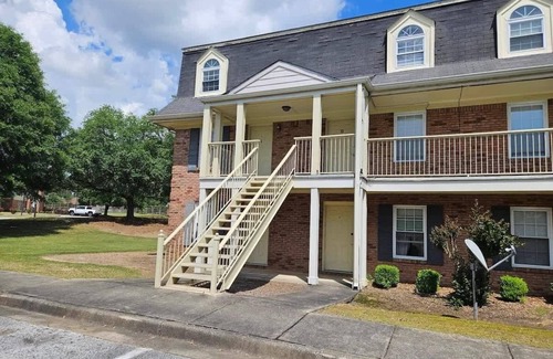 Auburn Condo | Just What You Need: Across from Vet School - Full Kitchen, Queen Bed, Pools