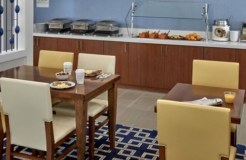 Sharonville House | Just What You Were Looking For! 2 Comfortable Units, Free Breakfast & Parking