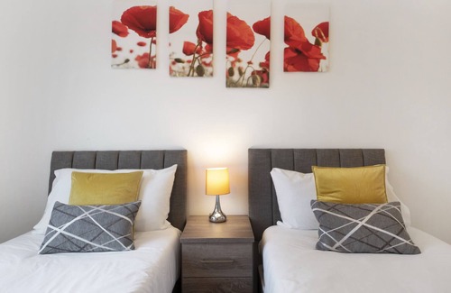 Hatfield Apartment | K Suites - Central 2 bed Apt w/ free parking