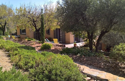 Saint-Cyr-sur-Mer Cottage | kaï-nou in the heart of a pine forest sleeps 4. 2 shower rooms. 2 WCs.