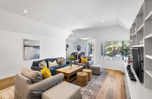 Merivale House | Kaleido Nook Enchanting 3BR Magic on Rugby Street