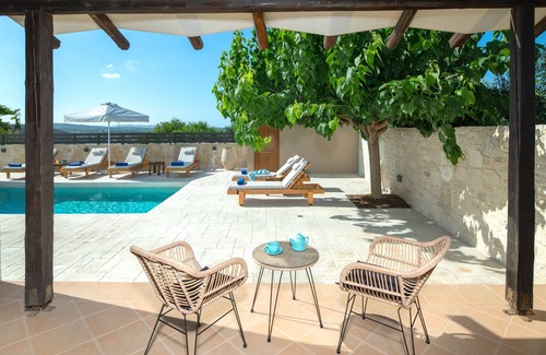 Dafni Villa | Kalypso Villa, Ideal for big families & friends! Walking distance to amenities!