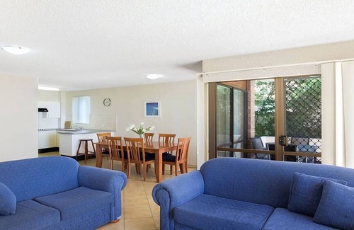 Nelson Bay Apartment | Kamillaroi Walk to restaurants cafes and beach