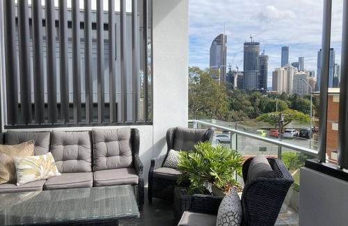 Kangaroo Point Apartment | Kangaroo Cliffs- 2 Bed-2 Bath-1 Secure Car Park-close to everything! n