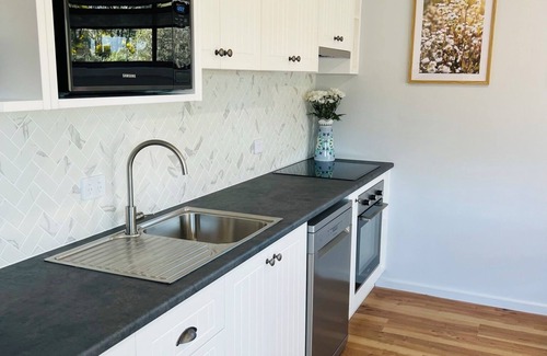 Central Mudgee House | Kangaroo Gully is a two bedroom house nestled in the eucalyptus trees.