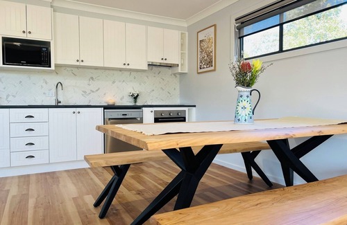 Central Mudgee House | Kangaroo Gully is a two bedroom house nestled in the eucalyptus trees.