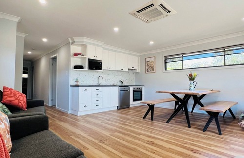 Central Mudgee House | Kangaroo Gully is a two bedroom house nestled in the eucalyptus trees.