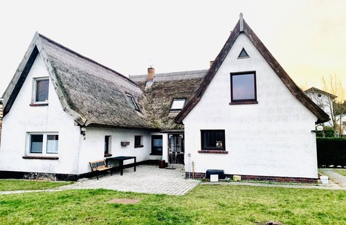 Graal Mueritz House | Kapitäns HUS - Ganzes Haus nur 300m zum Strand mit Infrarotsauna, Großer Garten, Kamin, Whirlpool -