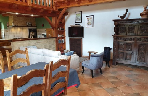Saint-Avit-Senieur House | Karakteristiek huis met zwembad en privétuin in een groene omgeving.