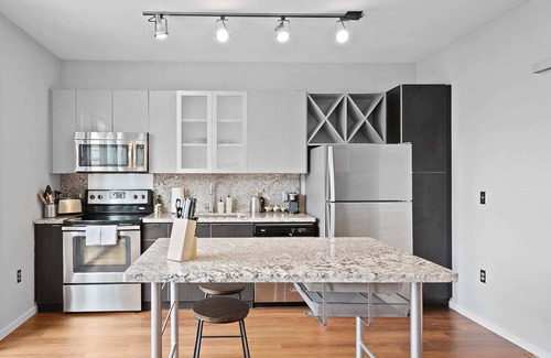 South Side Flats Apartment | Kasa | Inviting 2 Bedroom with Amenity Access | Pittsburgh