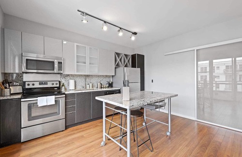 South Side Flats Apartment | Kasa | Walk to South Side Marina with the Family | Pittsburgh