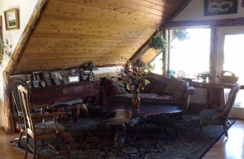 Cohoe Bed & Breakfast | Kasilof Log Accent Bed & Breakfast with Mountain View