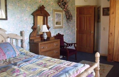Cohoe Bed & Breakfast | Kasilof Log Accent Bed & Breakfast with Mountain View