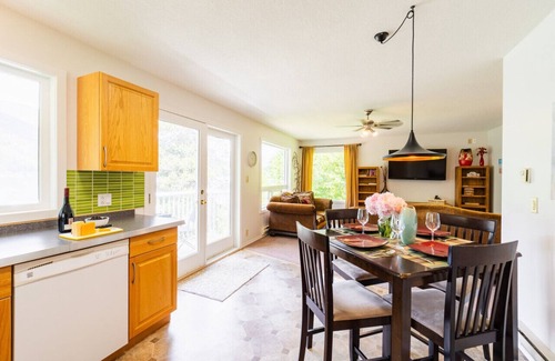 Nelson Condo | Kaslo, Upper Floor Paradise! 2 Beds, Hot Tub, Beach