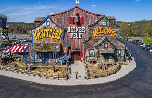Sevierville House | Kate's Cabin - 3 min to Dollywood! Cabin with Hot tub, Game Room, and Resort Pool!