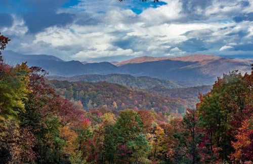 Sevierville House | Kate's Cabin - 3 min to Dollywood! Cabin with Hot tub, Game Room, and Resort Pool!