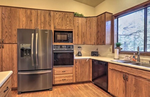 Flagstaff House | Kathy’s Cabin, King Bed, Hot Tub, Near-NAU, Perfect Year-Round Mountain Getaway!