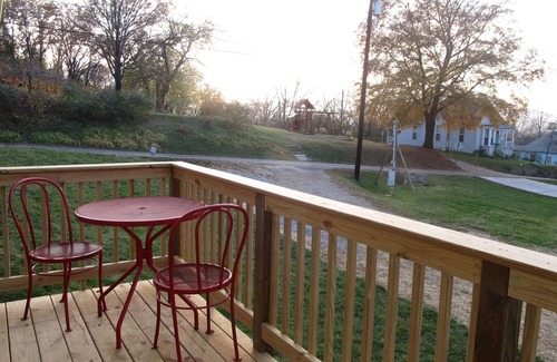 Chattanooga House | Kathy's Kottage. Bungalow on the side of Missionary Ridge, Furry Friends Welcome