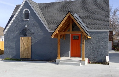 Turner Park Cottage | Katie's Kottage #2: 1938 Renovated Midtown Gingerbread Charmer