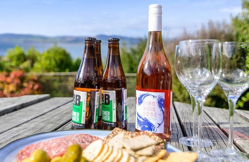 Kawaha Point Cottage | KAWAHA POINT LOOKOUT - ROTORUA HOLIDAY HOME, with a garden in Rotorua
