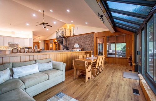 Fenelon Falls Cottage | Kawartha Lakes Gem: Your Dream Lakehouse Getaway