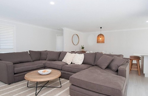 North Creek Villa | Kay's Hideaway - Stylish & New Fashioned with Wifi