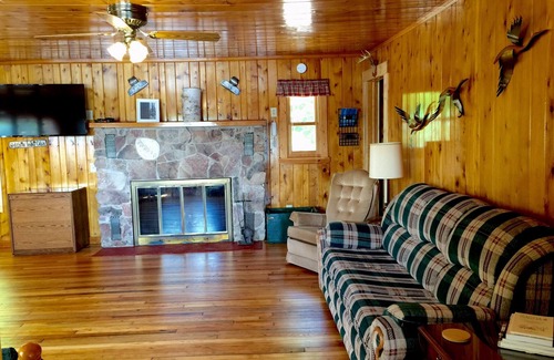 Munising Cabin | Kayak, Canoe, and paddle boat! Family-Friendly, Close To Pictured Rock