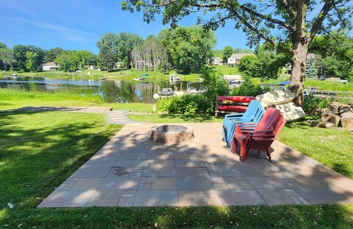 Lindstrom House | Kayaks - Firepit - Dock - Fishing & more!