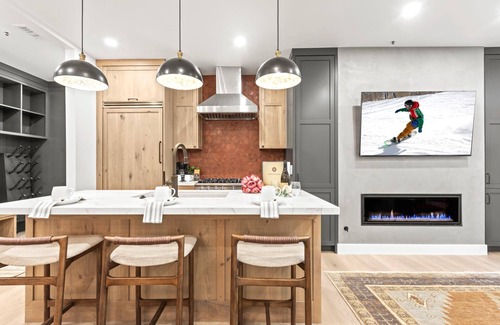 Downtown Park City Condo | KBM Resorts | Lift Lodge | Walk to Ski Lift, Elevator Access, On Main St, Hot Tub, Restaurants, Parking, views! LLC-103