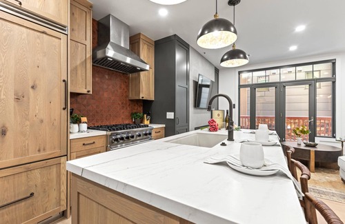 Downtown Park City Condo | KBM Resorts | Lift Lodge | Walk to Ski Lift, Elevator Access, On Main St, Hot Tub, Restaurants, Parking, views! LLC-103