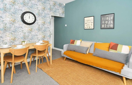 Stoke-on-Trent House | Keary House by YourStays