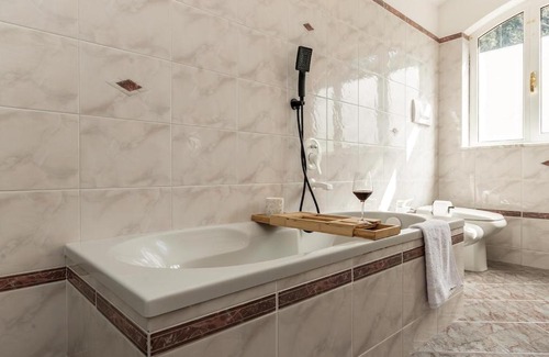 Vado Ligure Apartment | Kejani attic apt Scenic Views, Lux bath, Fast Wi-fi