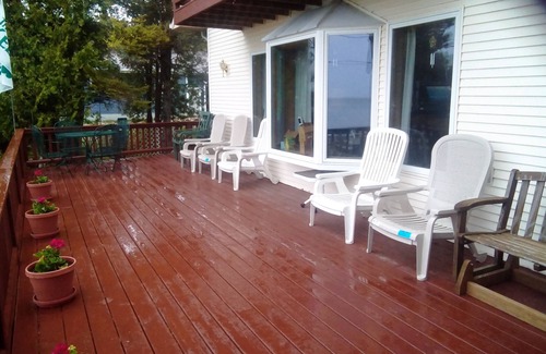 St Ignace House | Kelly Cottage - Lake Michigan - Enough Room for the Entire Family. Pet Friendly