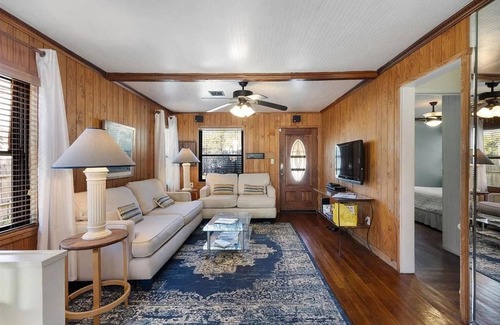 Bacliff House | Kemah Cottages on Walsh - Hospitality House