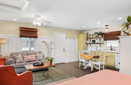 Nags Head Cottage | Kemp & Olive Cottage: Tiny Cottage for Two Guests and Pups!