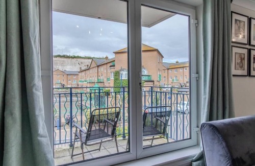 Seafront Apartment | Kemptown 3 Bedroom Flat BN278NEP
