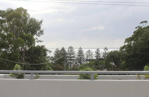 Kiama Apartment | Kendalls Beach, walk to beach, restaurants , shops, ocean walk tracks , train.