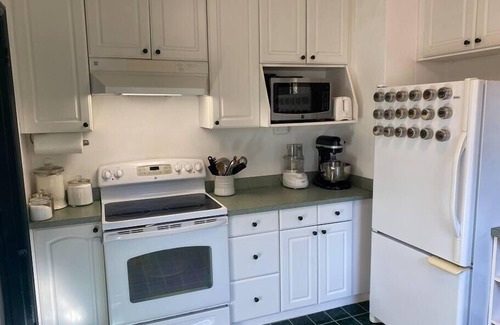 Kenton House | Kenton Garden Home: 2 minutes to shops, food & transit