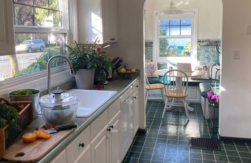 Kenton House | Kenton Garden Home: 2 minutes to shops, food & transit