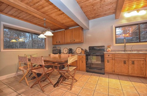 New Concord Ski Chalet | Kentucky Lake Chalet - HOT TUB & PRIVATE DOCK