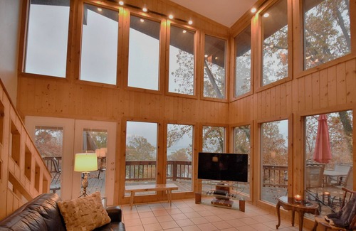 New Concord Ski Chalet | Kentucky Lakefront Chalet/Near Murray Ky & Paris Landing Area /W Hot Tub n Dock