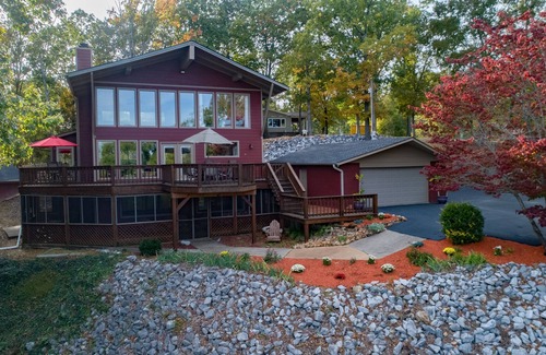 New Concord Ski Chalet | Kentucky Lakefront Chalet/Near Murray Ky & Paris Landing Area /W Hot Tub n Dock