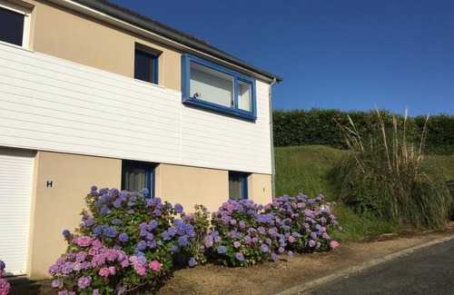 Trevou-Treguignec House | "Keramuze: comfortable sea-view gîte with terrace and small garden. Beach 200m away